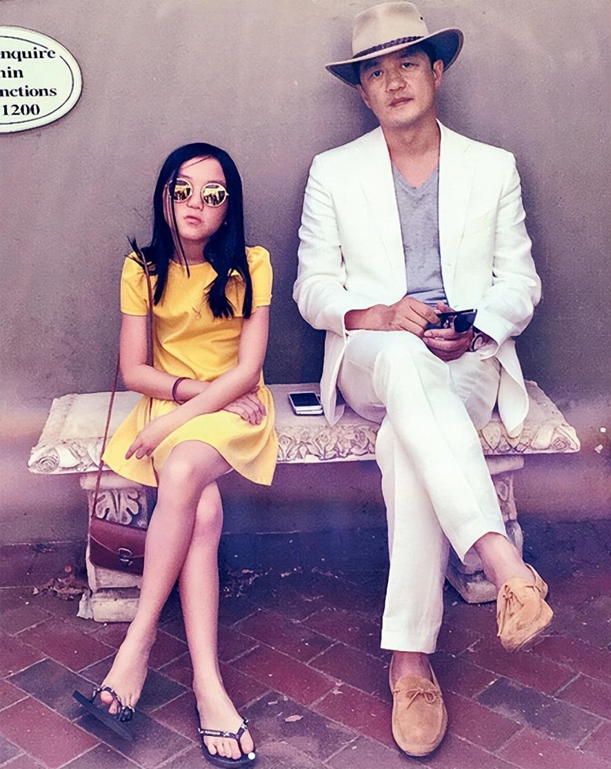 回顾李亚鹏女儿李嫣受父母离异影响大如今父亲再婚我心疼母亲