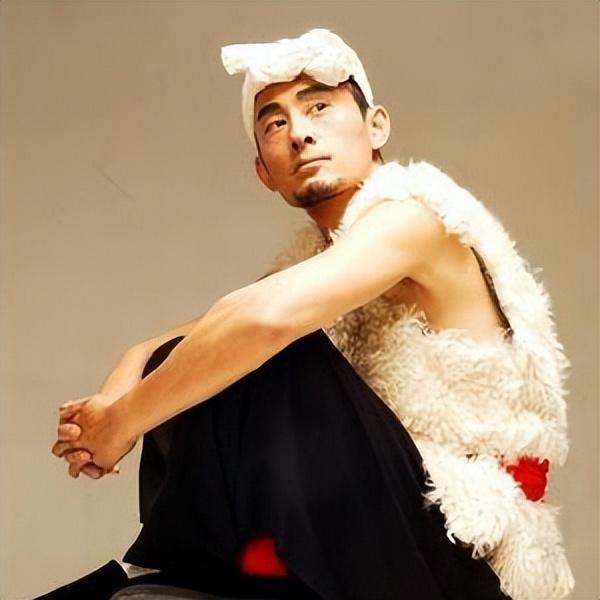 回顾阿宝从一夜红到无人问津今装疯卖傻博人眼球却活成笑话