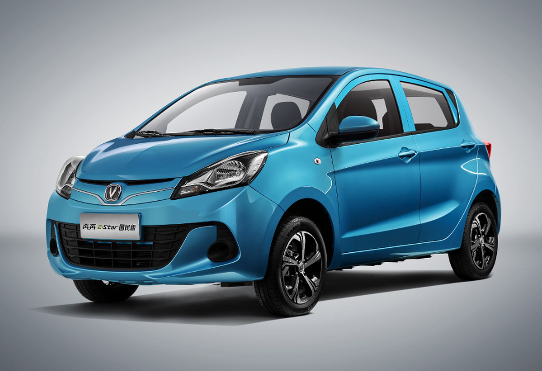 长安奔奔e-star与欧拉好猫因价格亲民,配置实用备受消费者喜爱.