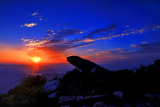 为什么很多人选择晚上爬泰山?需要多久能登顶