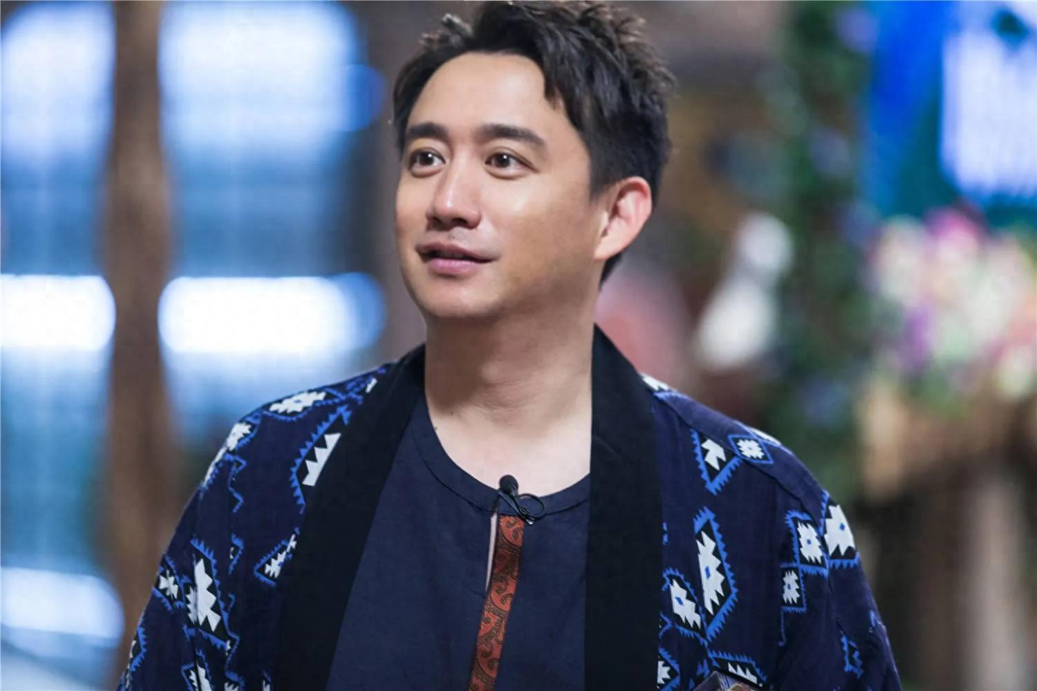 黄磊是演艺圈的著名演员,导演,歌手,制片人,参演过《橘子红了》