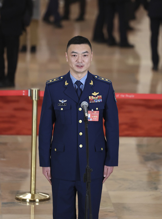 "金头盔"飞行员亮相:只有锤炼最过硬的作风 才能够打最硬的仗