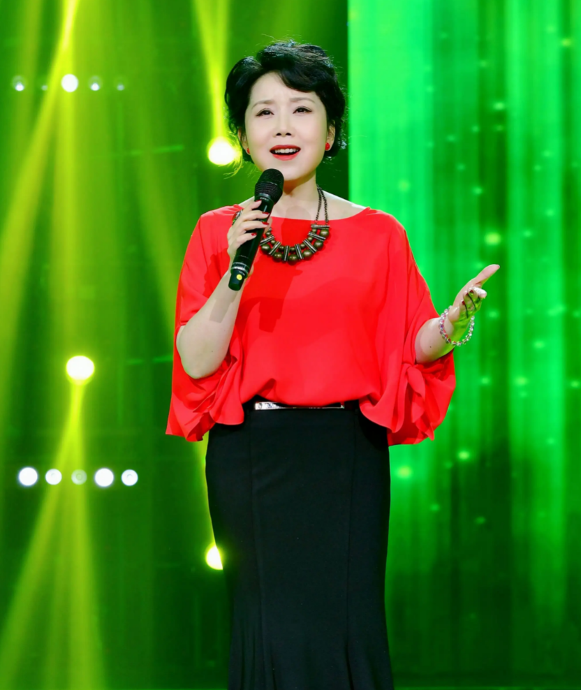 出道36年不火,老婆却靠一首歌红了35年,如今是春晚常驻