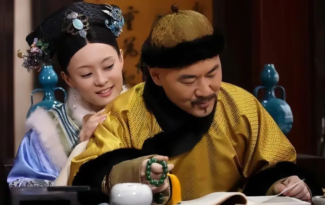 甄嬛传:同样一件吉服,纯元为它送了命,为什么甄嬛却能因祸得福