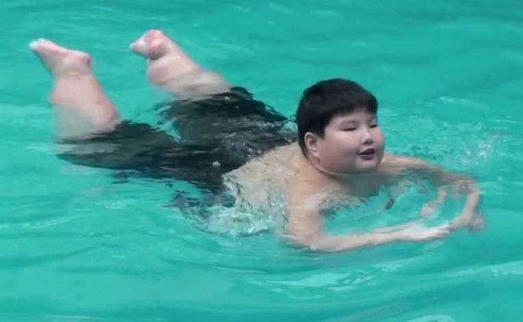 自从徐周磊开始断奶自己吃饭时,周耀华和妻子因为他是家中最小的一个