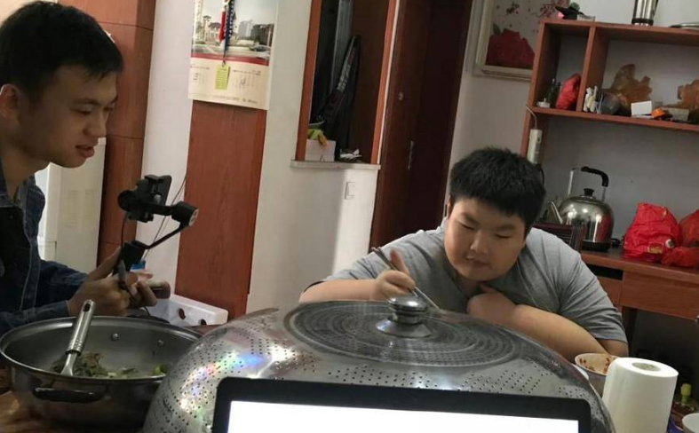 自从徐周磊开始断奶自己吃饭时,周耀华和妻子因为他是家中最小的一个