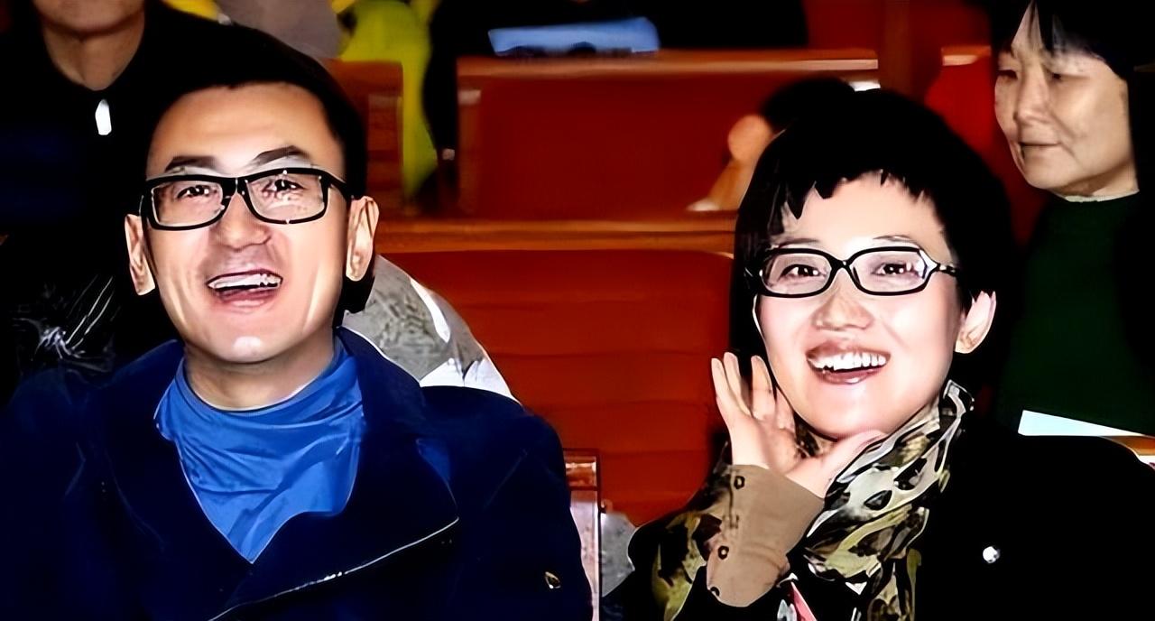 回顾央视主持郑天亮26岁嫁大6岁鲁健婚后分居15年如今怎样