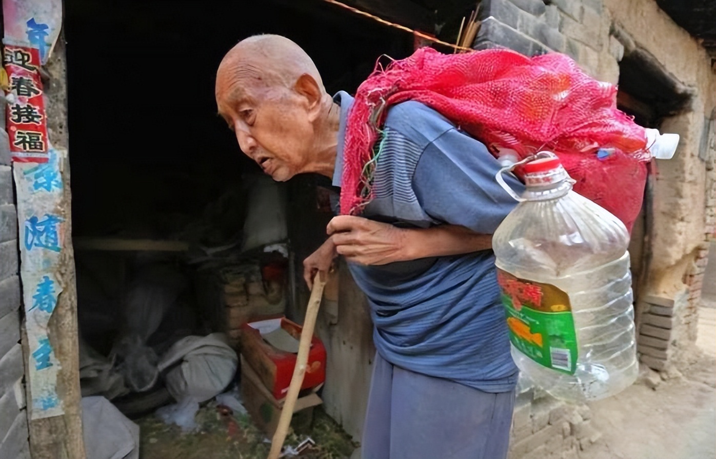 92岁拾荒老人养老钱被偷后警察介入调查意外发现老人真实身份