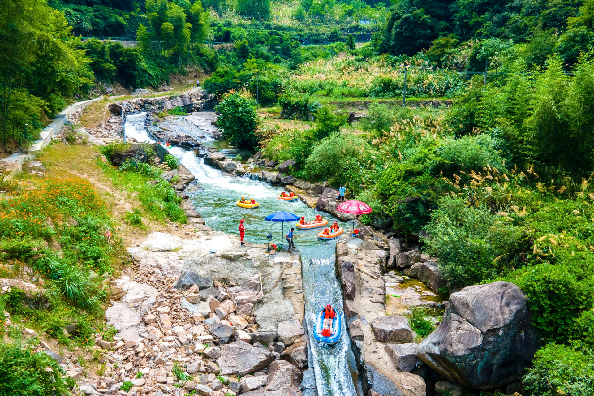 江浙沪最刺激的漂流就在桐庐,全程长达10公里,被誉为华东第一漂