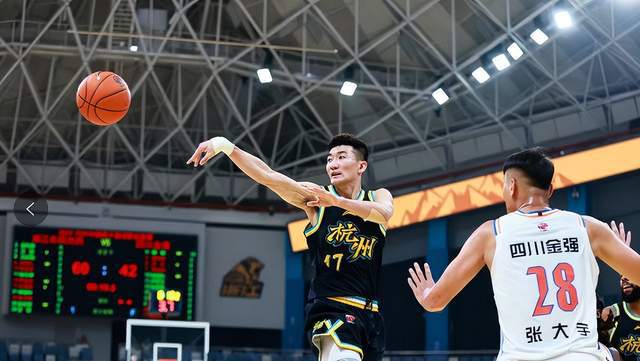 浙江广厦全力出击迎战上海男篮,双塔组合及新援亮相成焦点