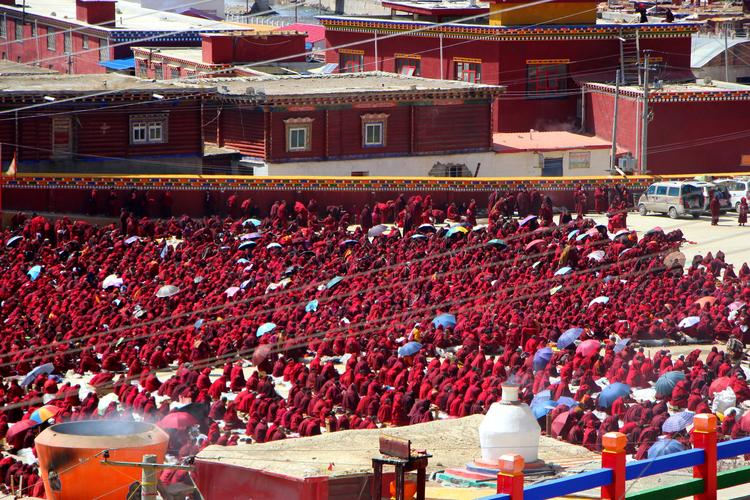 这座寺庙就叫做亚青寺,位于四川省甘孜白玉县,这里分