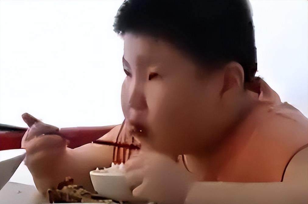 自从徐周磊开始断奶自己吃饭时,周耀华和妻子因为他是家中最小的一个