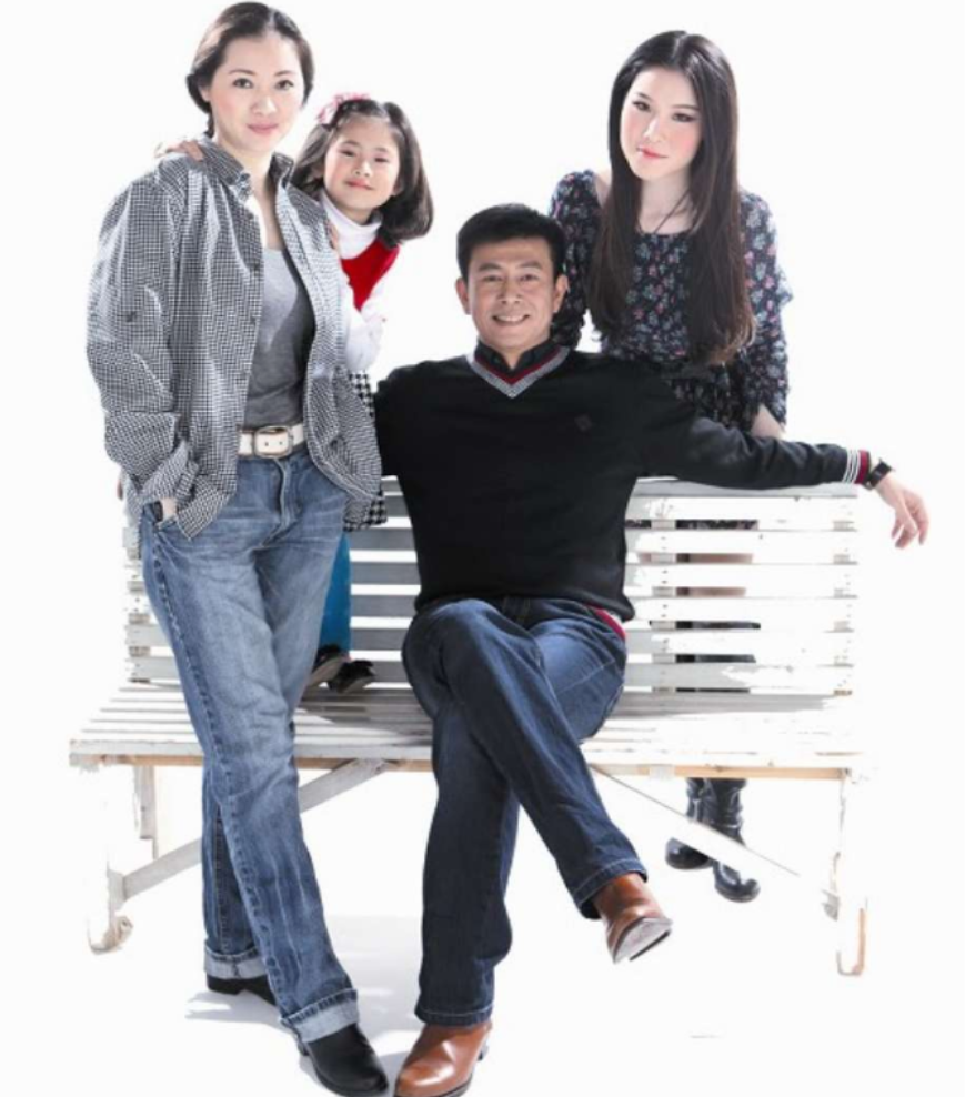 回顾蔡雯二婚带女嫁演员江柏萱38岁为夫生女一家四口很幸福