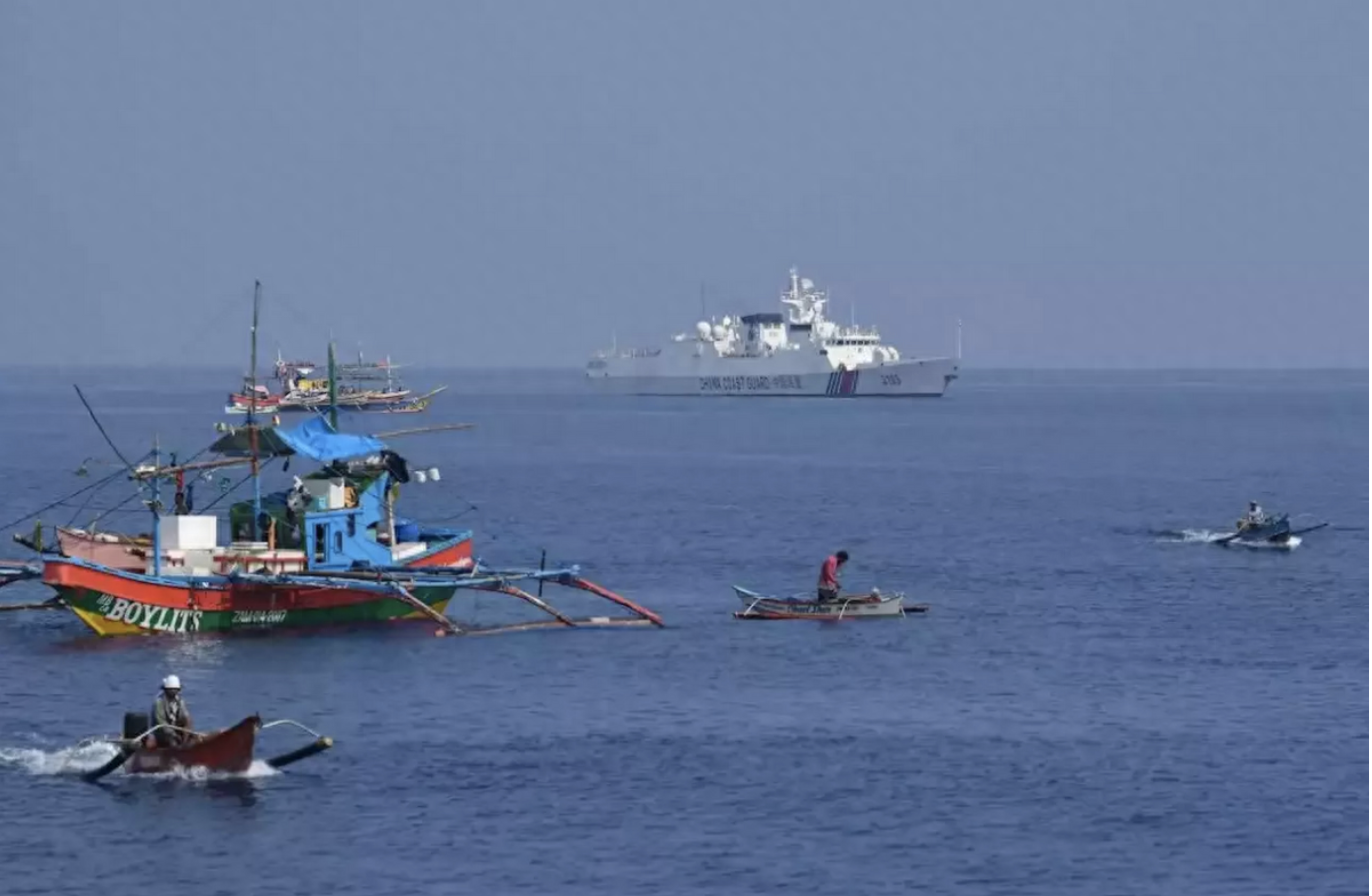 菲律宾迈出危险一步,船舰大举合围黄岩岛:解放军7000吨巨舰反制