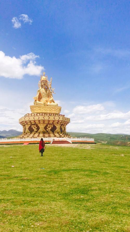 这座寺庙就叫做亚青寺,位于四川省甘孜白玉县,这里分布的大多是藏族