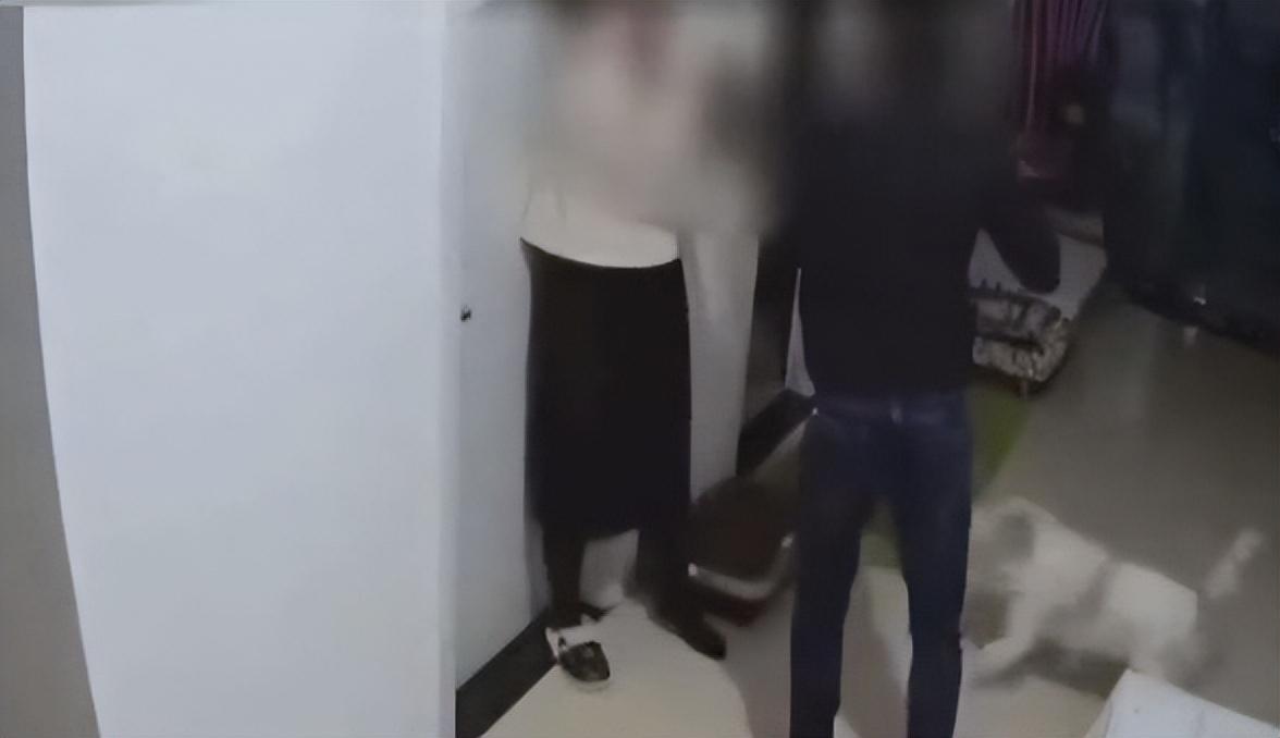 陌生男人强行踹开房门