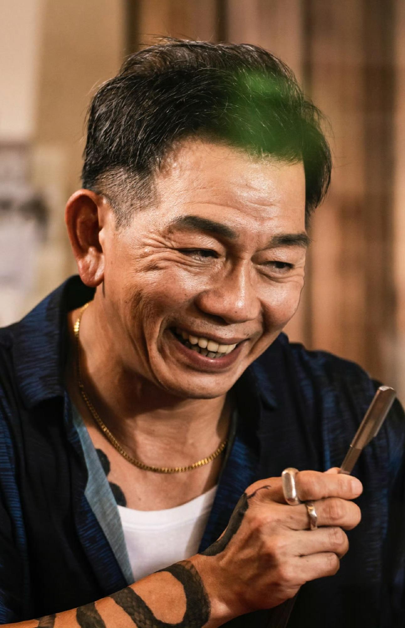 看懂《周处除三害》的贪嗔痴:小猪手表,鸽蛇纹身,灵修院的反讽