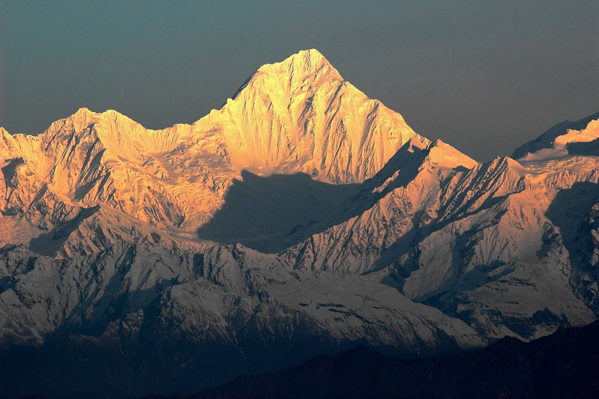位于四川省甘孜藏族自治州东部,是青藏高原东部边缘的一处大型山脉