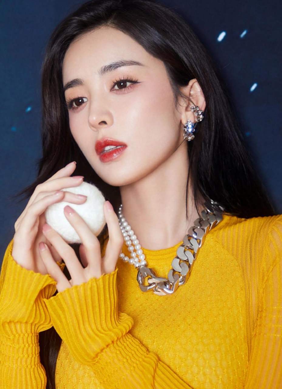 古力娜扎拍摄一组唯美写真,一头乌黑柔顺的长发披肩,尽显温柔妩媚