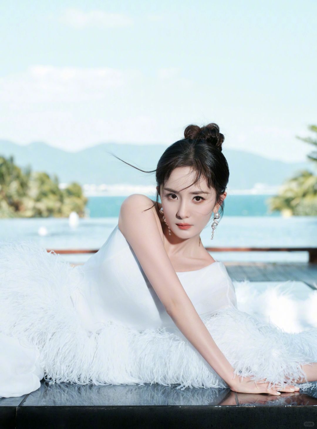 杨幂身披羽翼白裙,蓝天白云映衬仙女降临