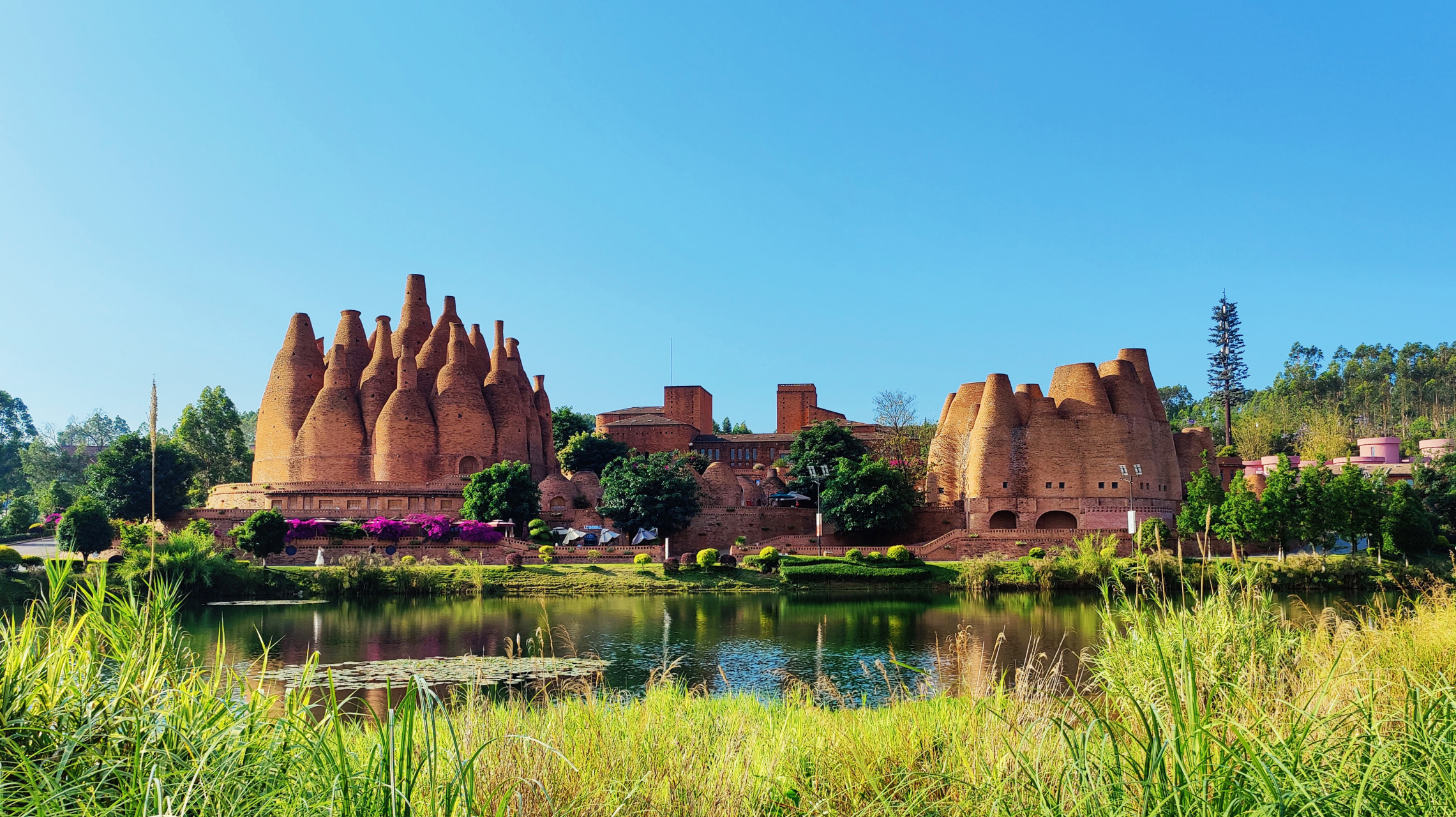 弥勒东风韵艺术小镇:红土地上长出的艺术之城 弥勒东风韵小镇位于云南