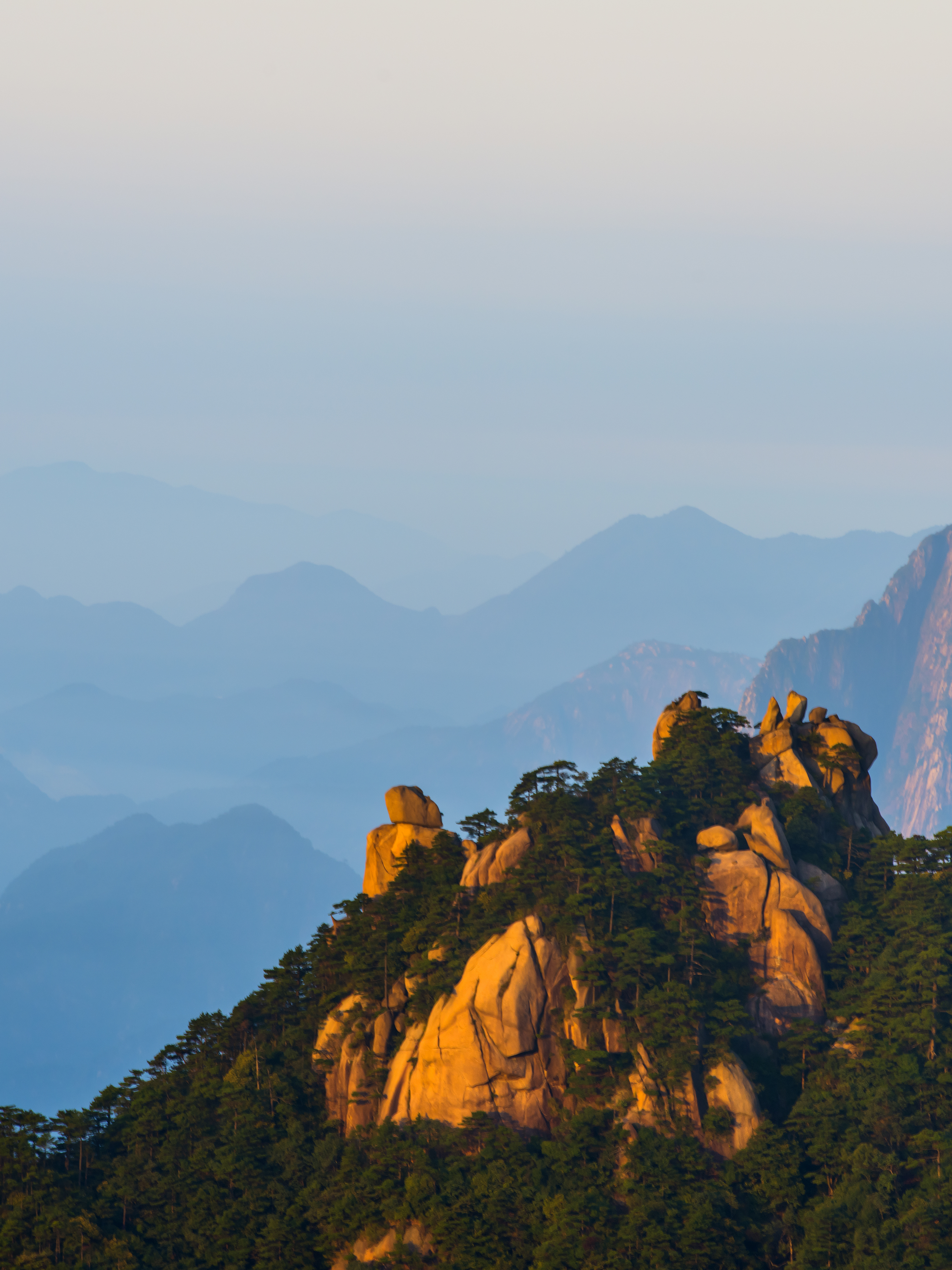 江南今天跟大家分享的旅行目的地是:三清山,这是云雾中的仙境 踏上
