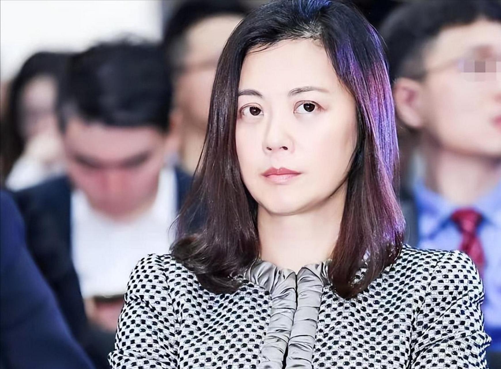 "2004年,央视美女主持姜丰,嫁给英国富商,并且坚决放弃国籍,希望过上