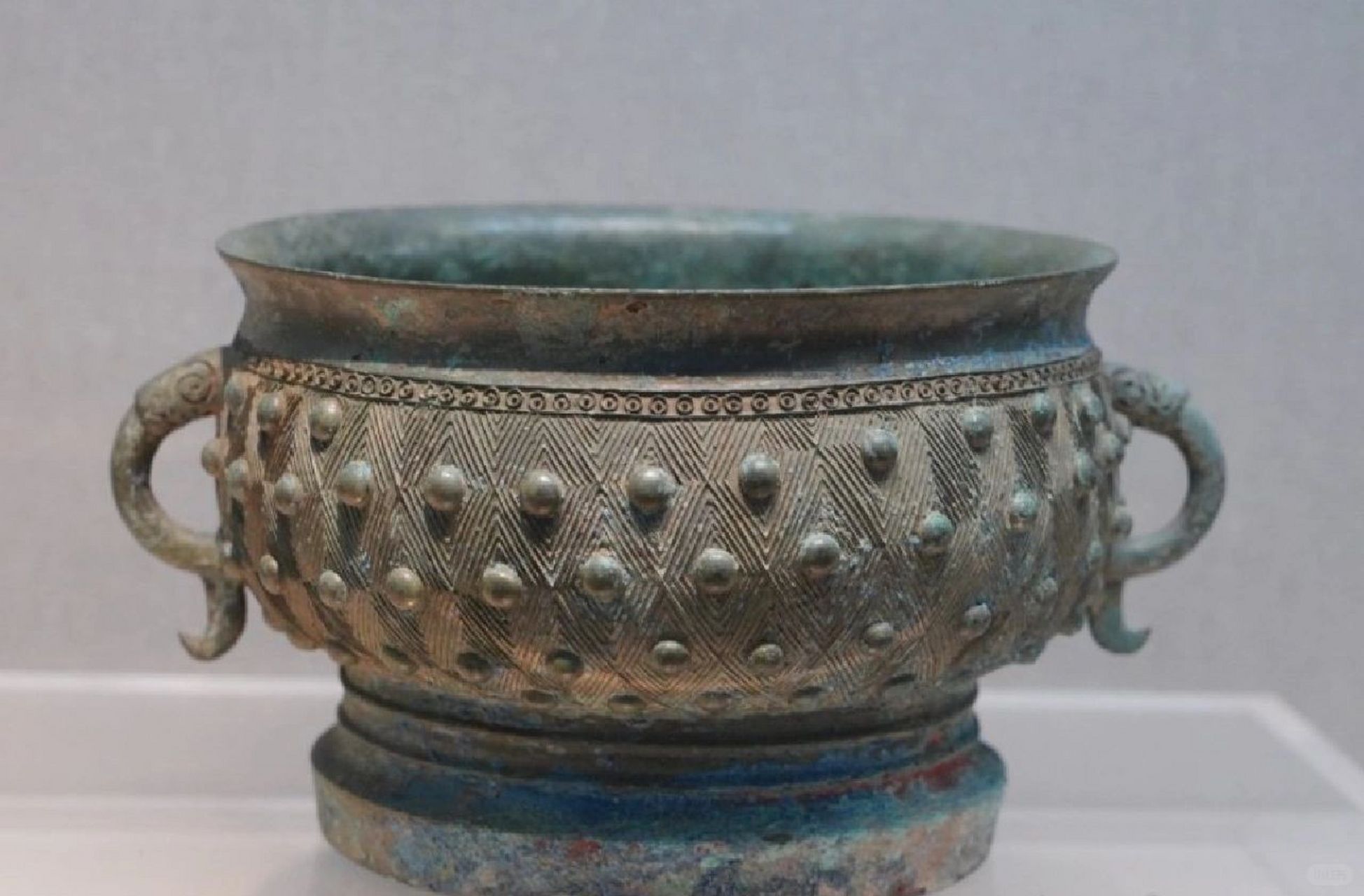 今天我要带大家认识一件极具魅力的文物——青铜乳钉纹簋.