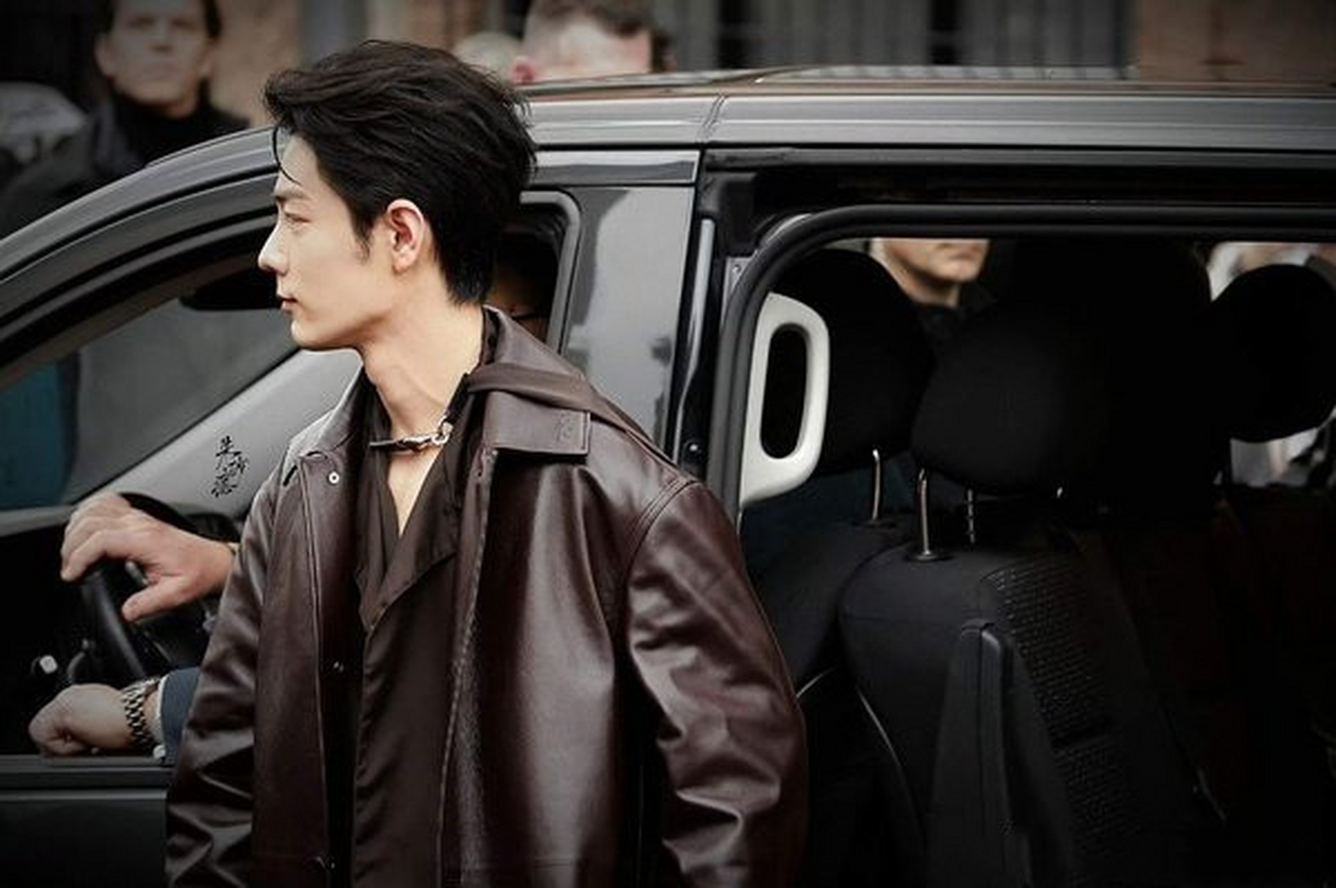 插播一条:福布斯发了肖战看秀的相关内容.