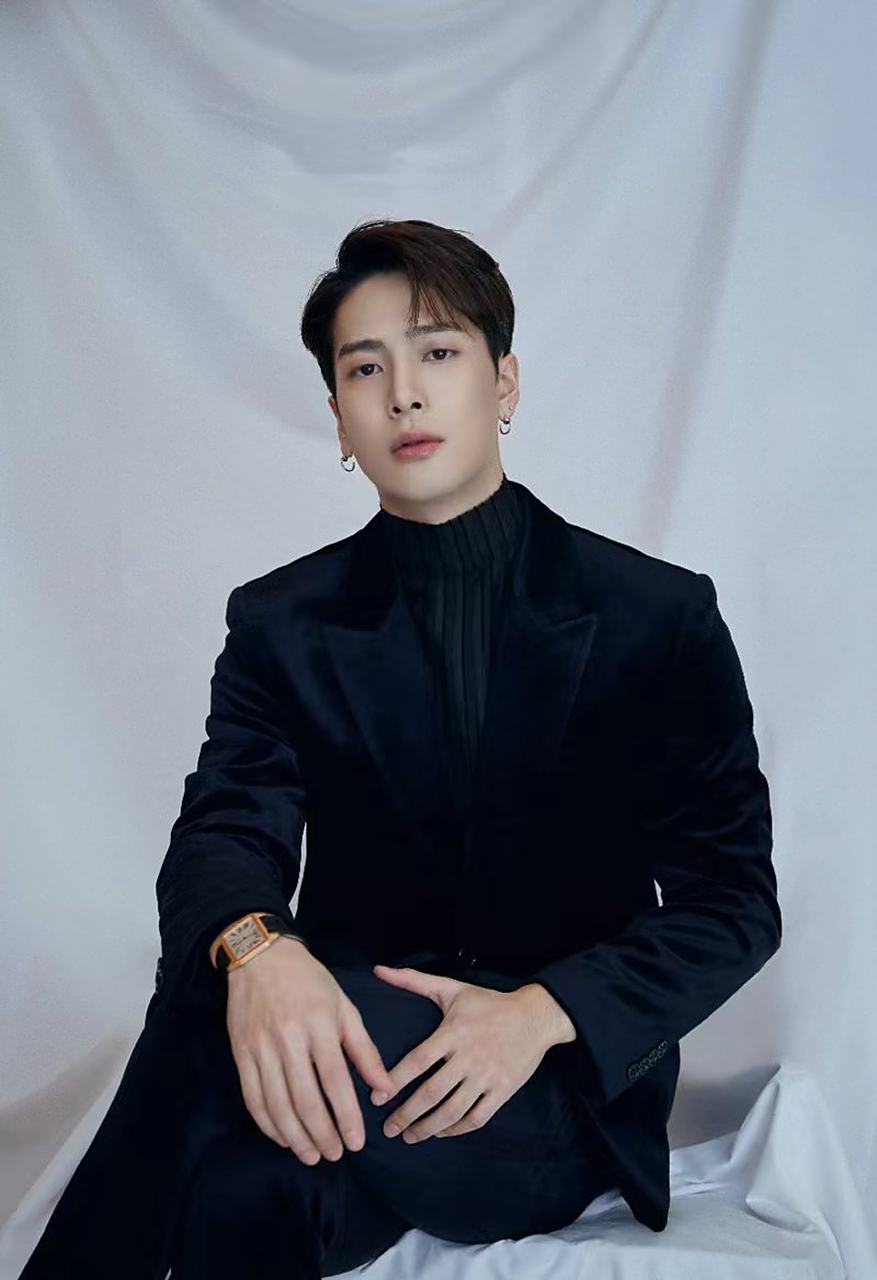 "  在我看来,王嘉尔的行为并非作秀,而是他内心深处爱国情怀的自然