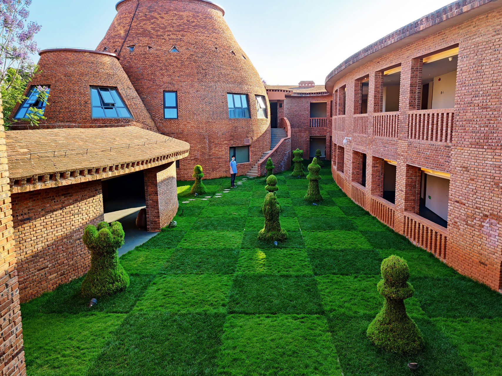 弥勒东风韵艺术小镇:红土地上长出的艺术之城 弥勒东风韵小镇位于云南