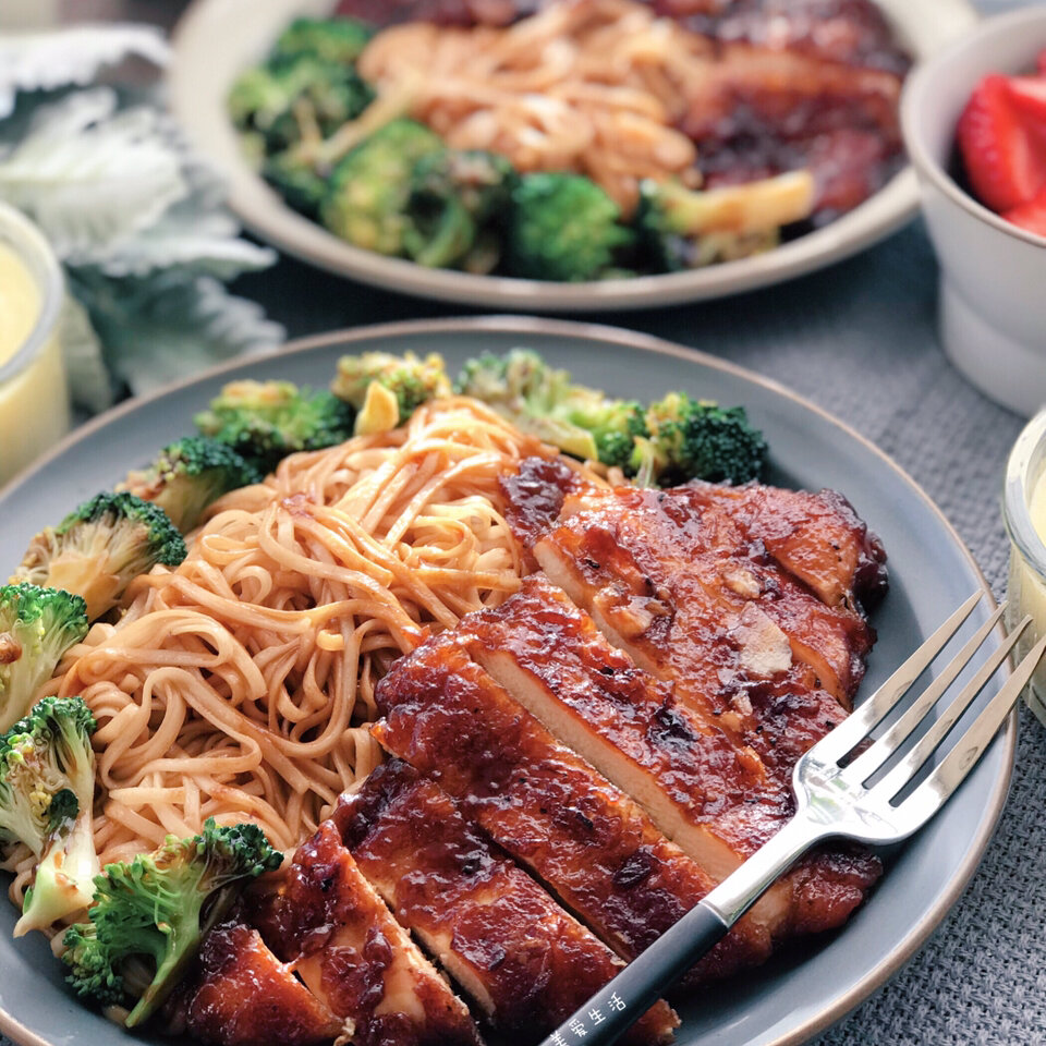 和他一起吃早餐 黑胡椒鸡排面,浓香土豆泥,草莓,牛奶 这几天总是睡不