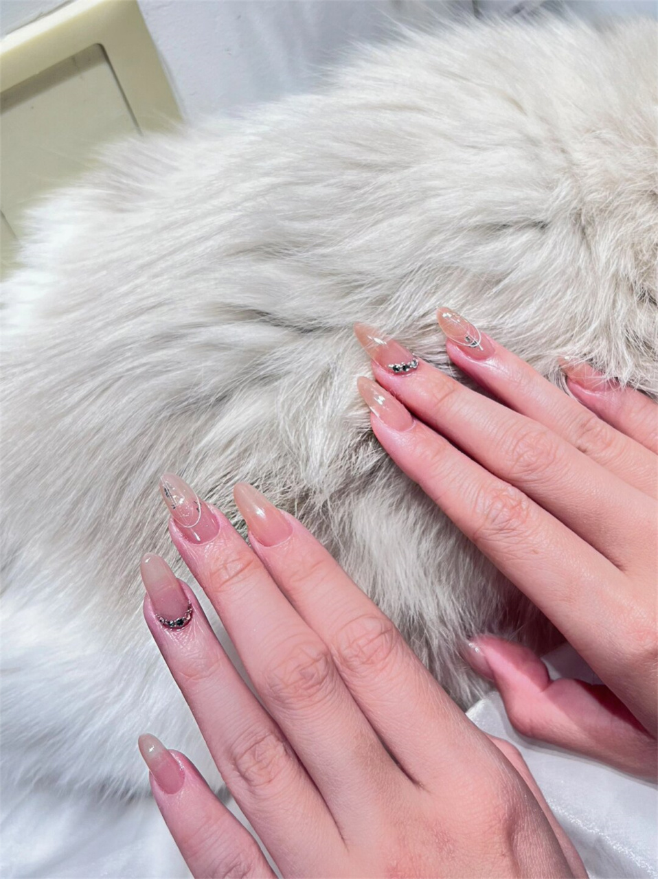 今天,我要给你们带来一款超级仙气飘飘的裸色贴钻美甲分享!