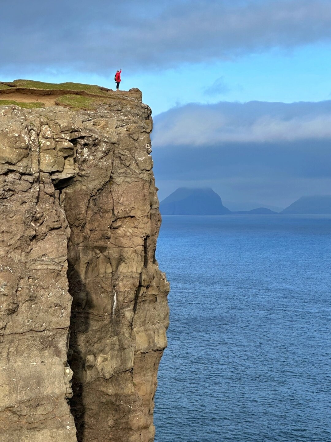 这正是位于法罗群岛的沃格岛vágar的海上悬湖sorvaags-vand,只因湖水