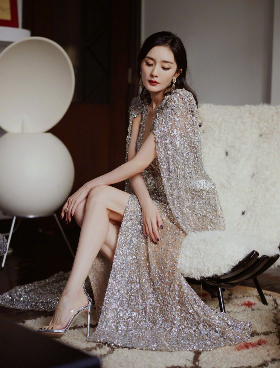 杨幂绝美腿型大放送  这次我为大家精心挑选了杨幂女神的9张超凡美腿