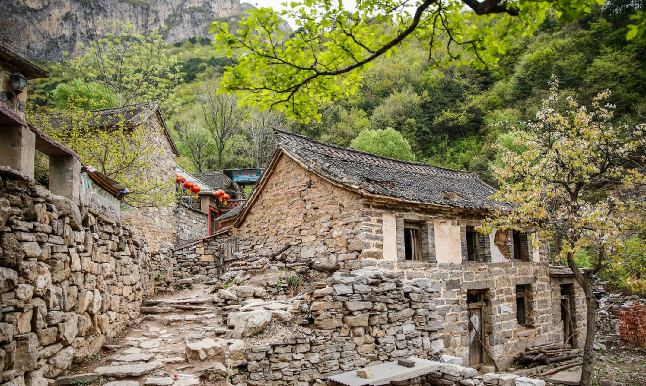 郭亮村是万仙山风景区的核心景点,这里山势独特,谷幽崖高,村子还还可