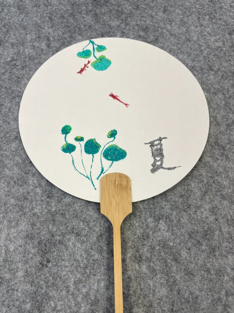 社团活动 彩绘扇子  今天是我们社团的第一次活动,一场别开生面的彩绘