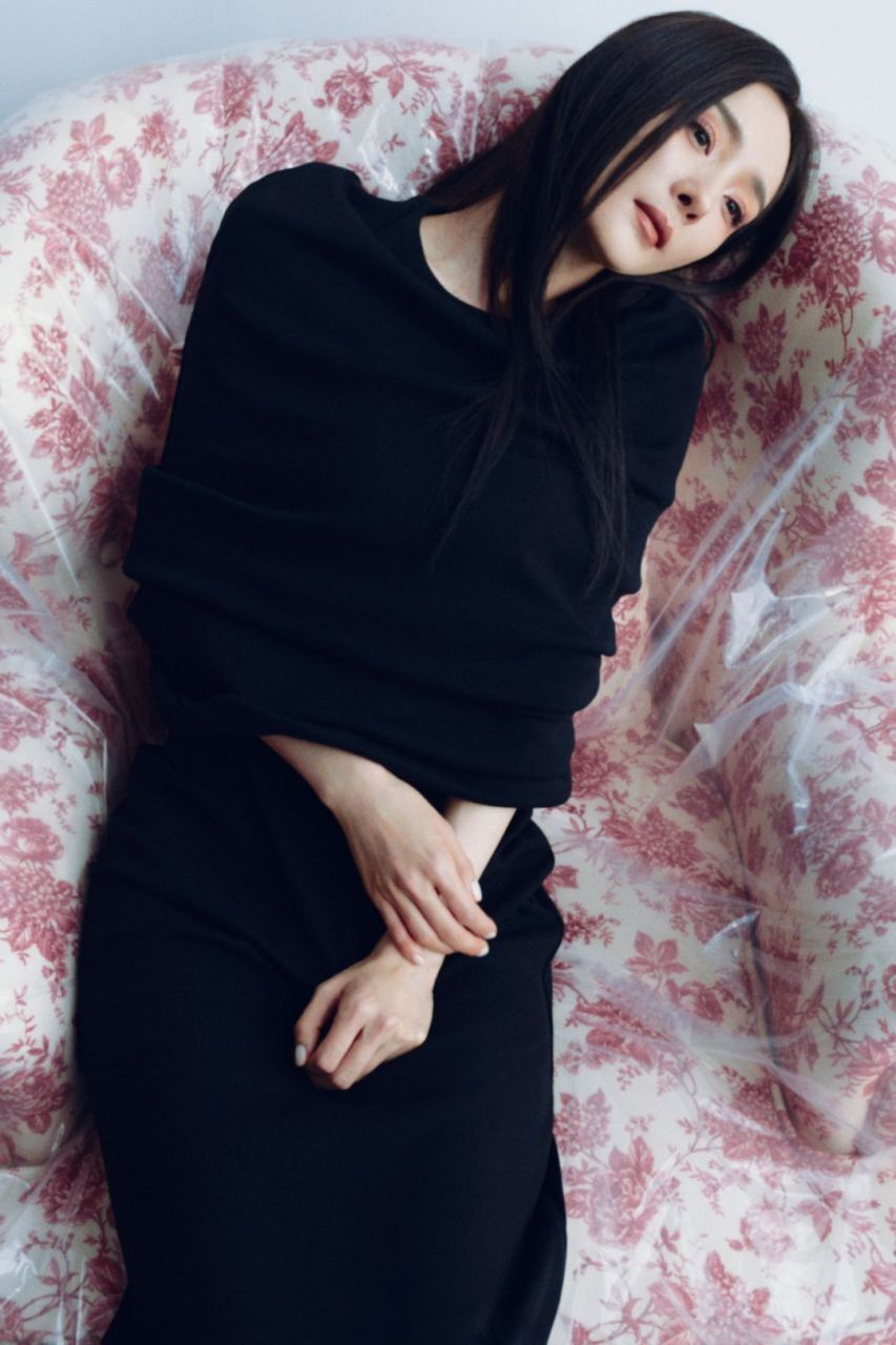 杨幂黑长直发美翻费加罗十月刊,百变造型演绎时尚女王范!