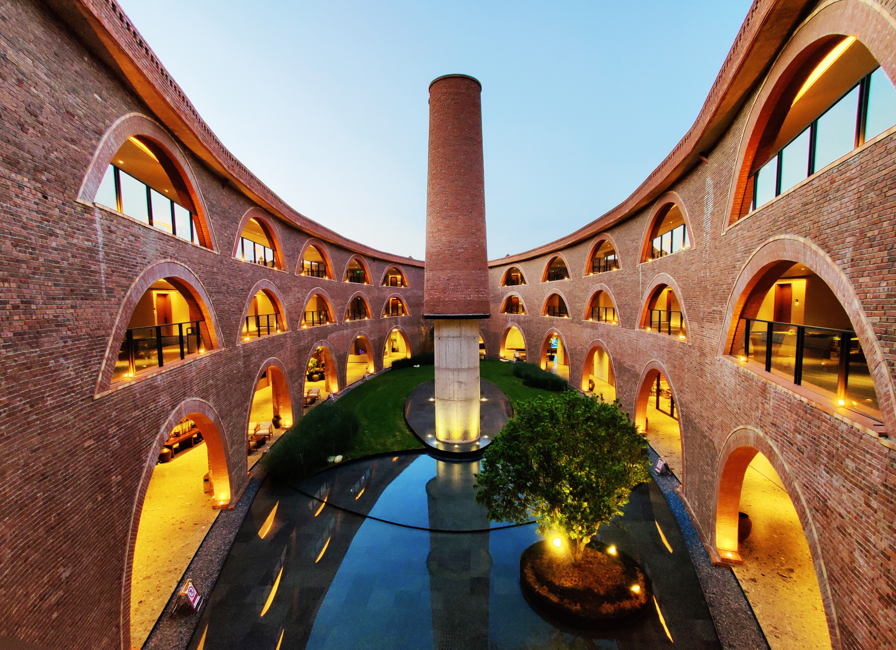 弥勒东风韵艺术小镇:红土地上长出的艺术之城 弥勒东风韵小镇位于云南