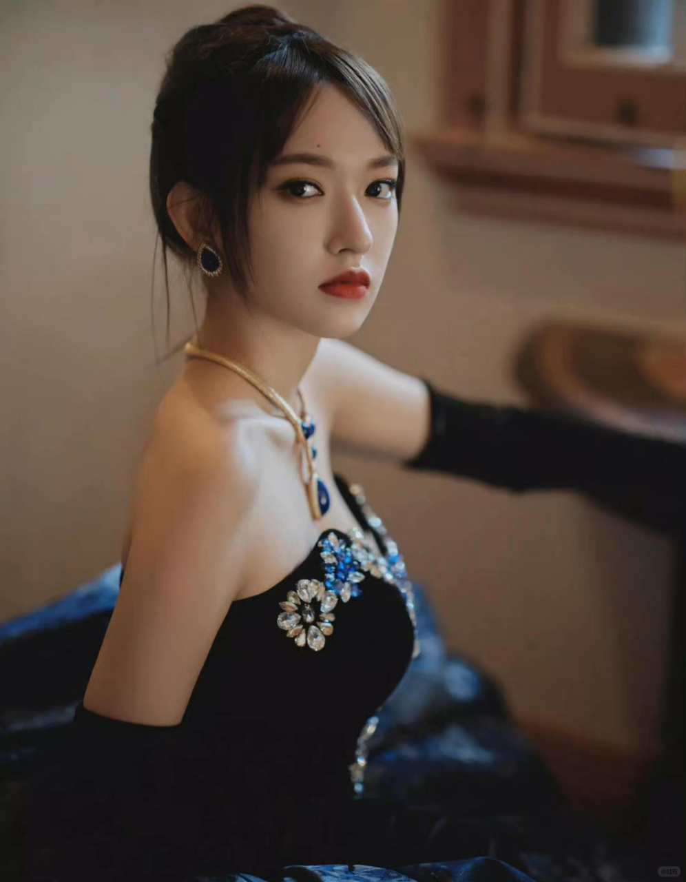 程潇在elle 2021风尚大典上惊艳亮相,以一袭黑色印花宝石装饰的俐服