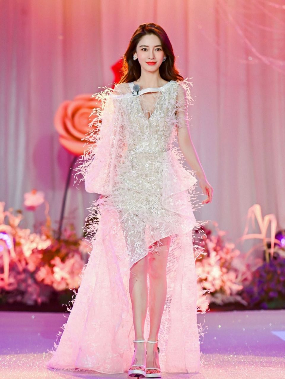 我得说,每当angelababy出现在综艺节目上,那一身定制礼服总能让人