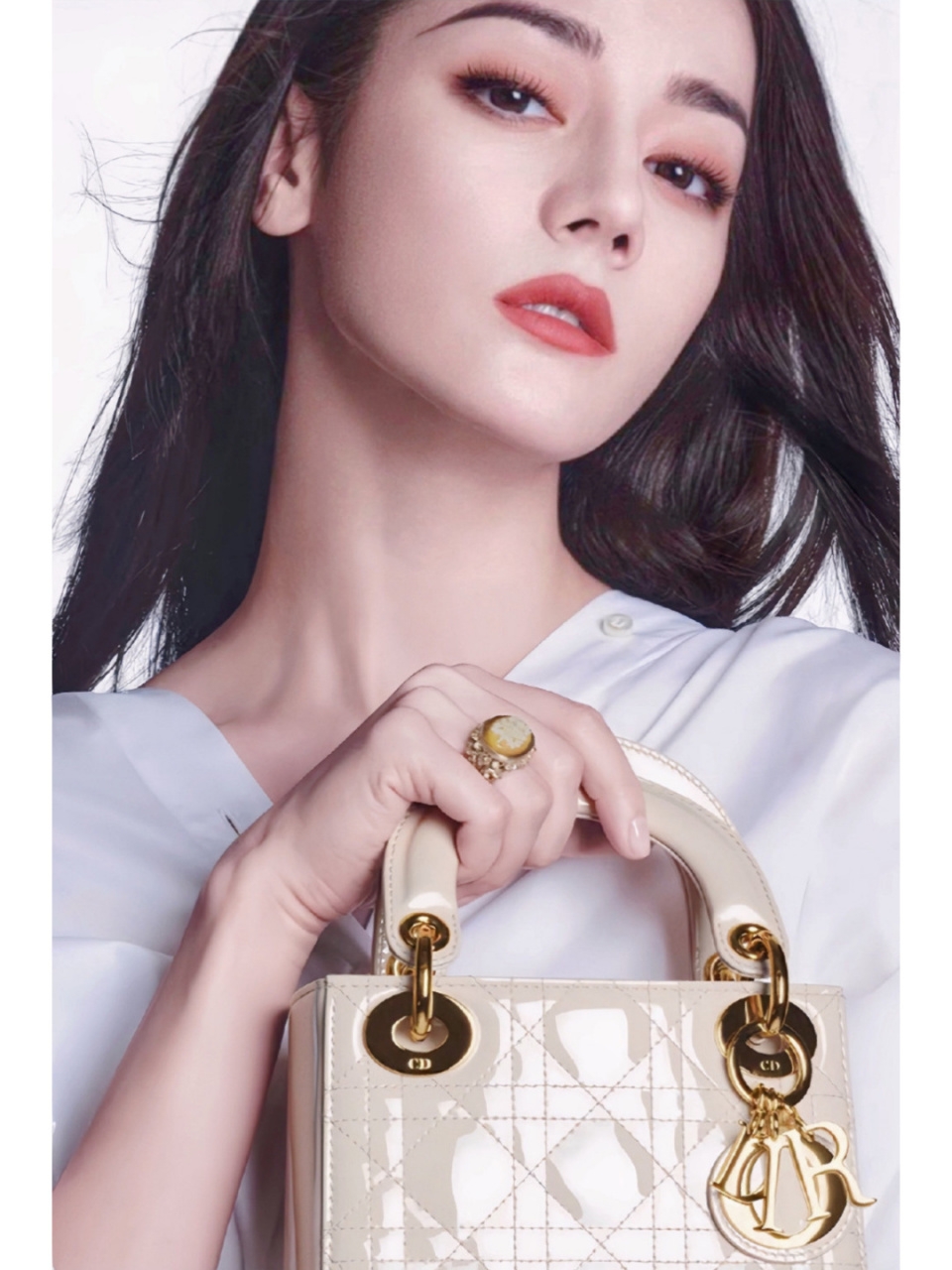 在时尚领域,代言人的选择往往能赋予品牌全新的活力,特别是在高定