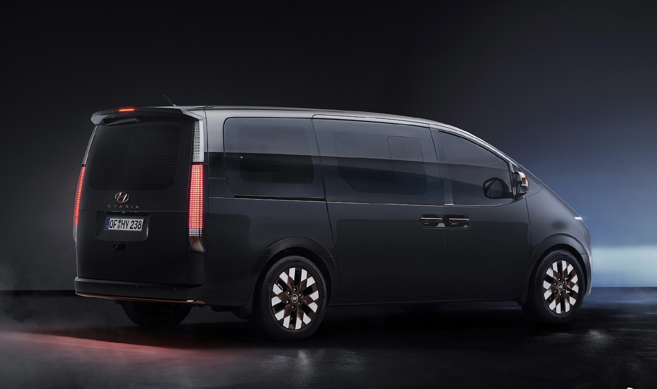 韩国本土的mpv——现代staria,提供3—11座布局可选,车长5米2,售价约