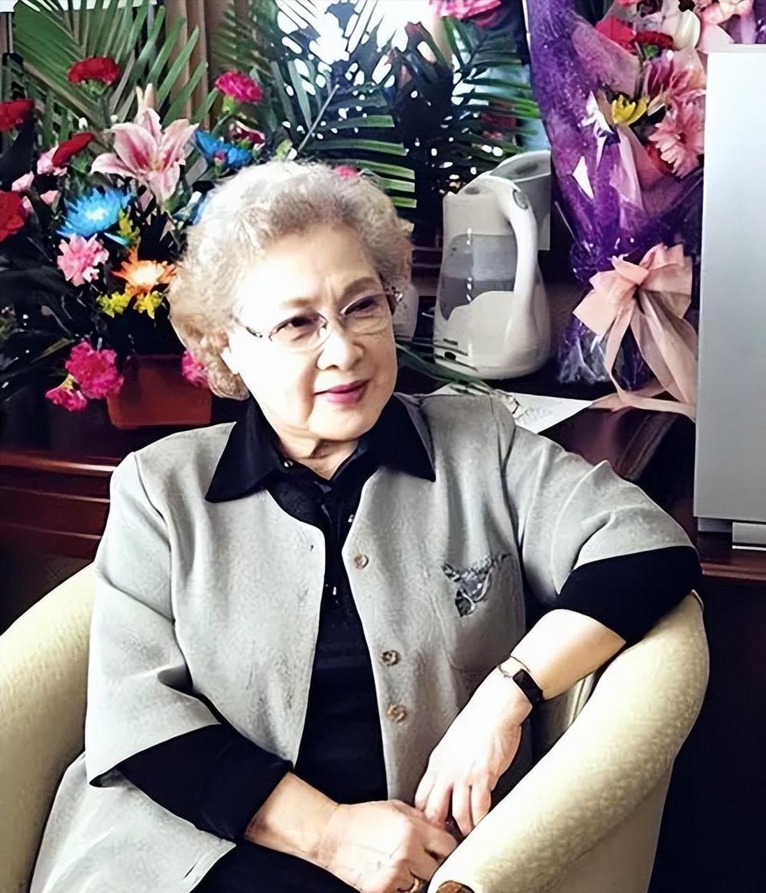 1983年,秦怡正忙着为丈夫金焰准备葬礼,突然看到一个青年,扑在遗体旁