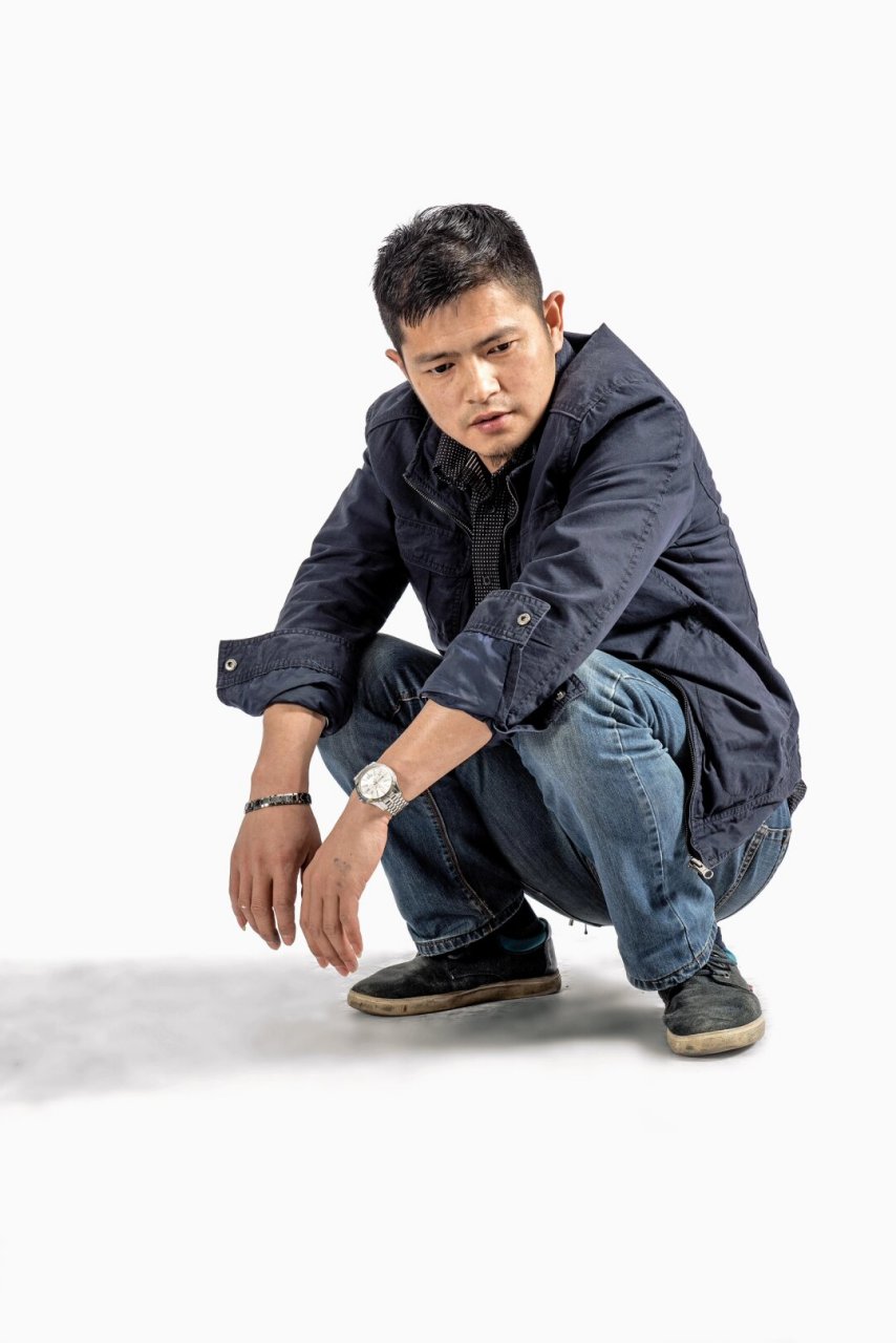 蹲姿素材5  这些蹲姿照片,每一张都捕捉到了人物的瞬间动态,充满了生