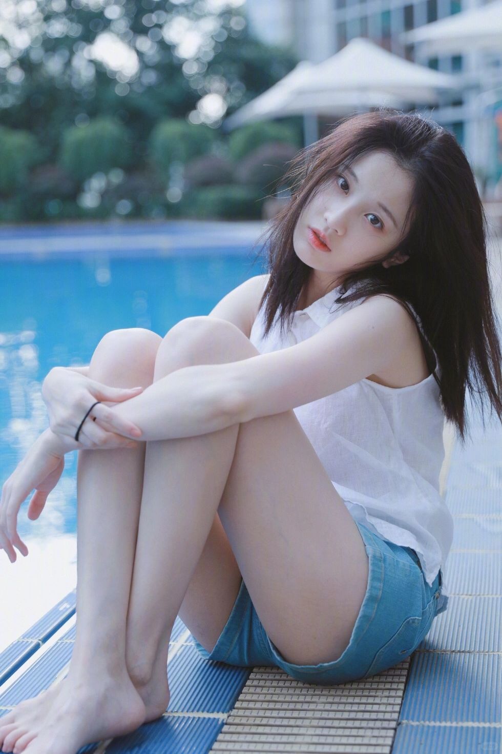 张慧雯,夏日清新封面女孩  一组让人心跳加速的照片,她坐在泳池边,身