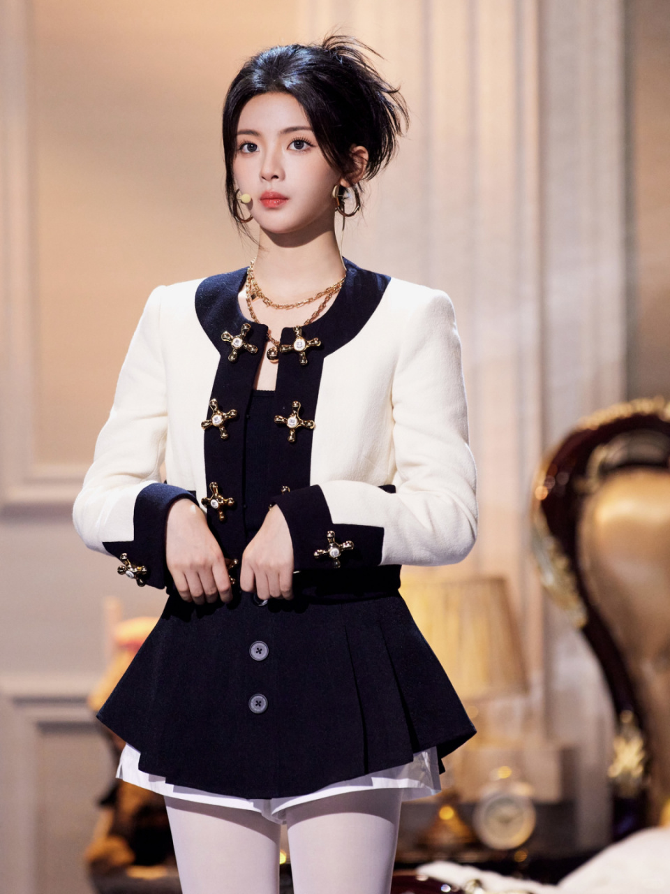 杨超越大长腿瞩目黑白金打造复古公主风!