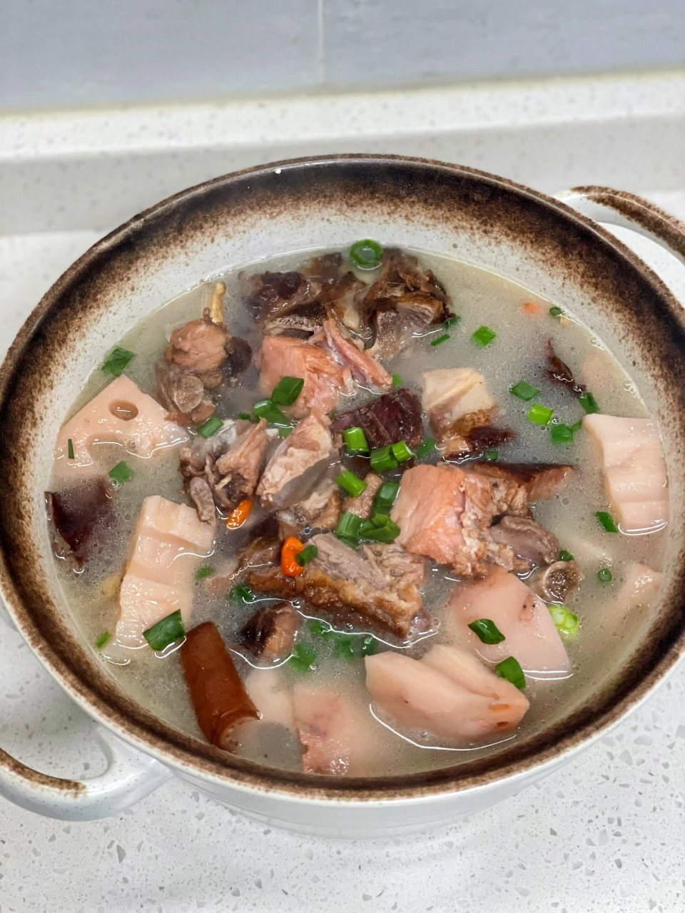 香气扑鼻的莲藕腊排骨汤,附详细做法～ 一直认为腊排骨比鲜排骨更美味