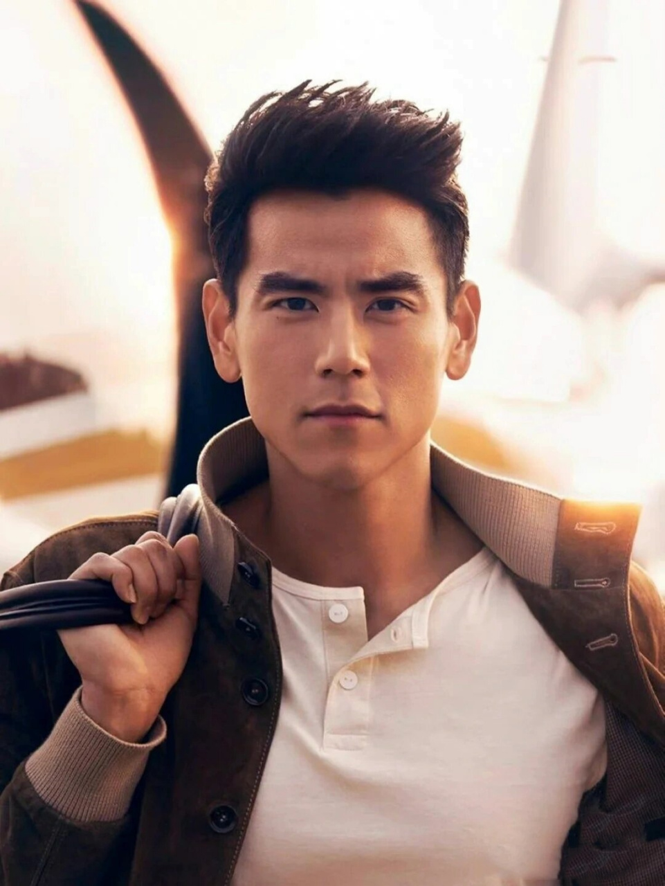 速写照片 彭于晏  92 捕捉瞬间的魅力,速写照片中的彭于晏仿佛从