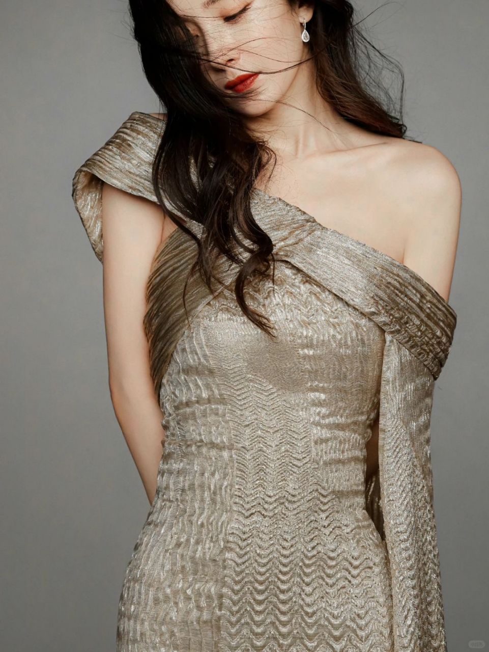 杨幂绝美写真曝光,怼脸镜头下依旧惊艳  杨幂的这组写真照真是让人